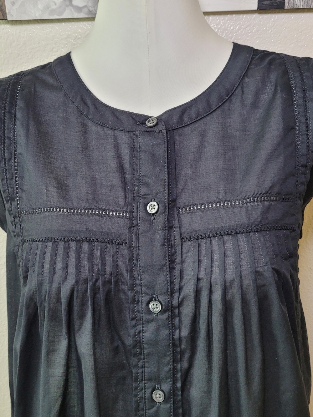 Banana Republic Black Picot Sleeveless Button-Front Pintuck Top - Picture 5 of 11